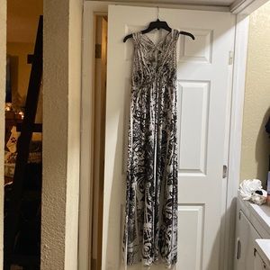 Flowy black and white maxi dress . Size Large